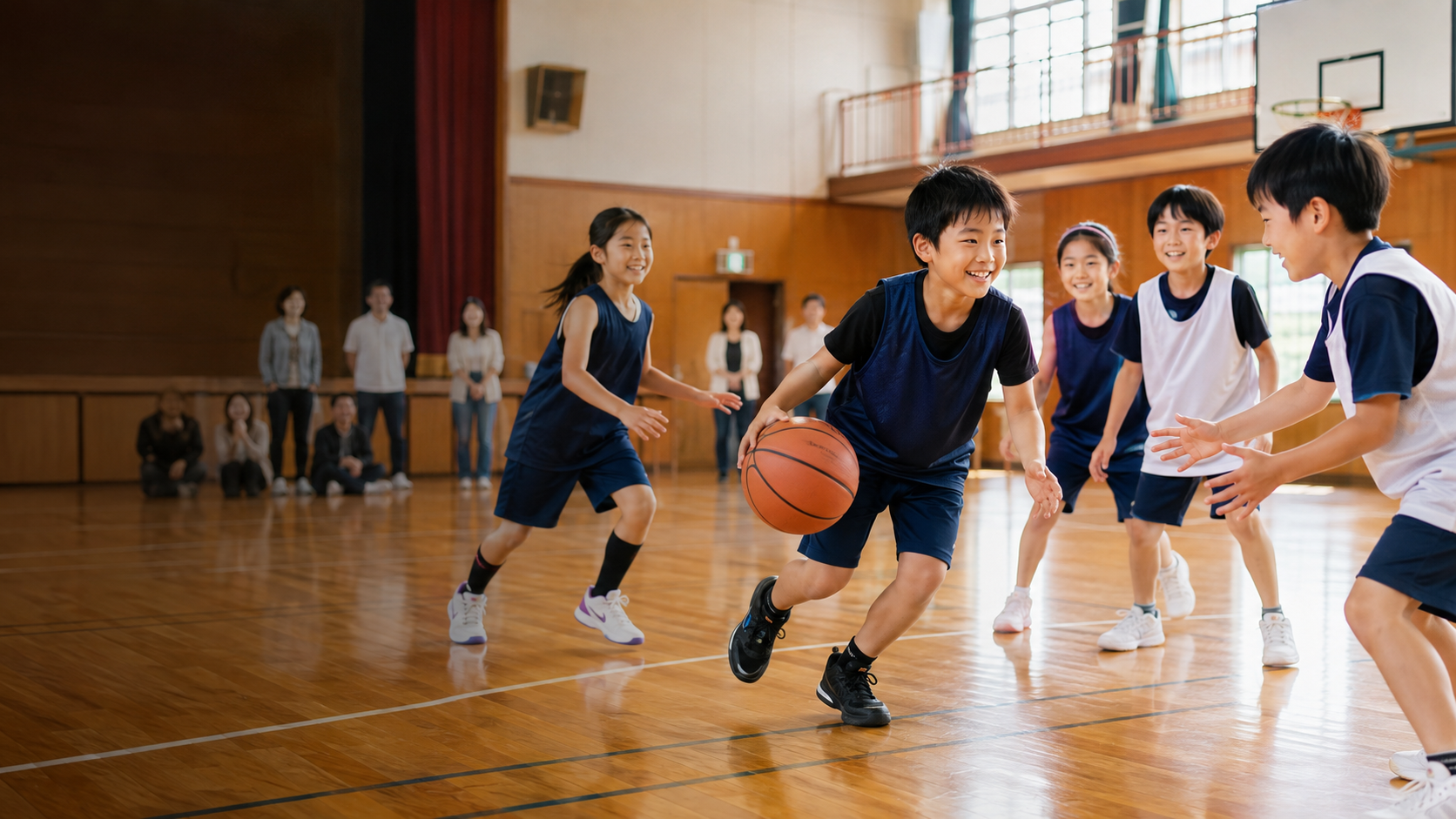 体育館で笑顔でミニバスケットボールを楽しむ小学生たち